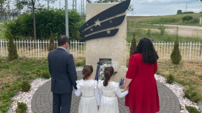 Vjosa Osmani kujton djalin e presidentit Biden: Beau ndihmoi në shtetndërtimin e Kosovës