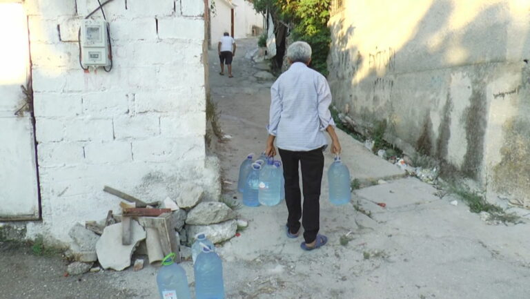 Vlorë, banorët e lagjes ‘’Kushtrimi’’ vuajnë për ujë