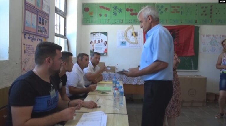 Zëri i Amerikës: Partia Demokratike kërkon përsëritjen e zgjedhjeve në 9 nga 12 qarqe