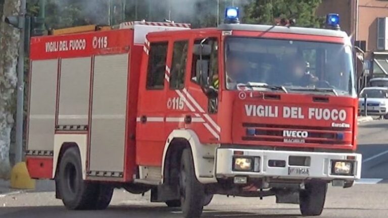 Apartamenti përfshihet nga flakët, gruaja shpëtohet nga zjarrfikësit