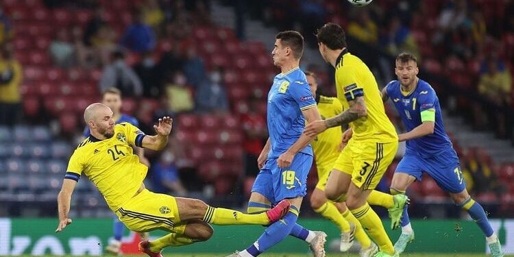 Ndërhyrja horror në ndeshjen Suedi-Ukrainë, shpërthen debati për kartonin e kuq