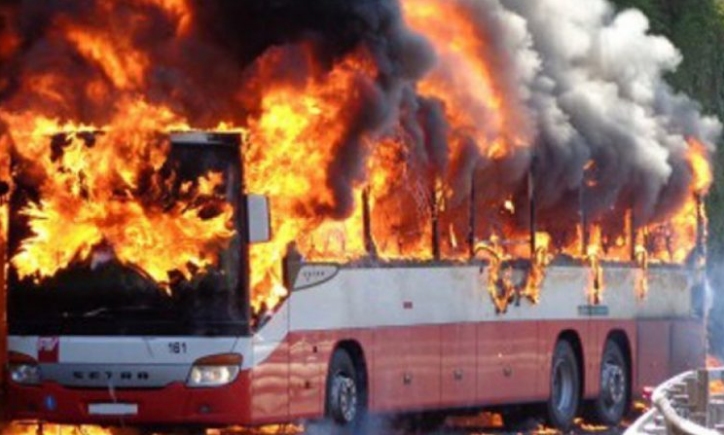 Përfshihet nga flakët autobusi me turistë në Himarë - Vimarsana News