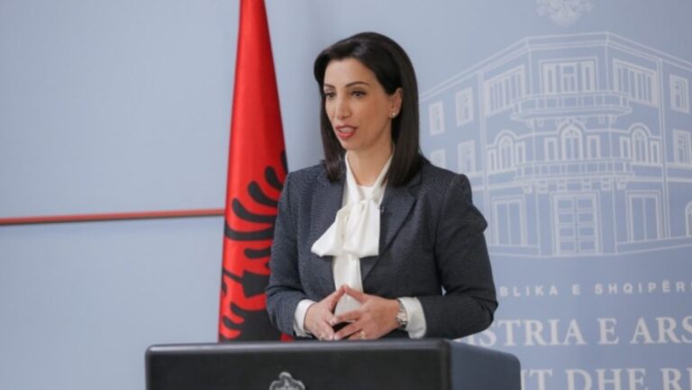 Ministria e Arsimit kërkon rishikimin e teksteve shkollore. Kushi: Të garantojmë standarde të larta dhe cilësi