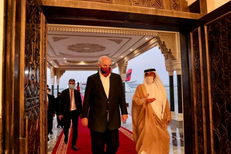 Rama mbërrin në Abu Dhabi, i ftuar nderi në Konferencën e Politikave Botërore (FOTO)