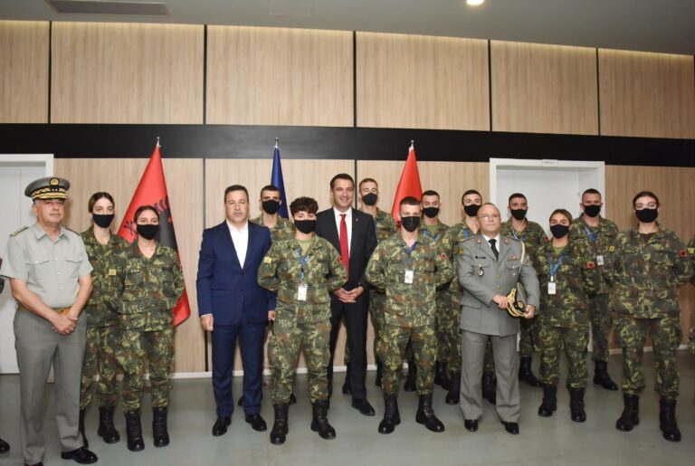 Veliaj e Peleshi iu japin kartat e studentit të rinjve të Akademisë së FA-së: Privilegj t’u shërbejmë forcave elitë