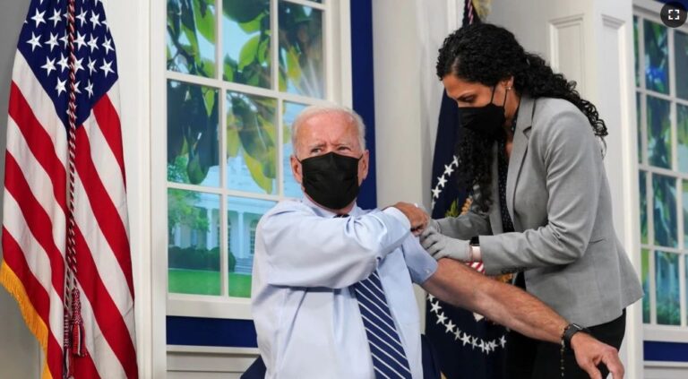 Presidenti Biden bën dozën e tretë të vaksinës ndaj COVID-19