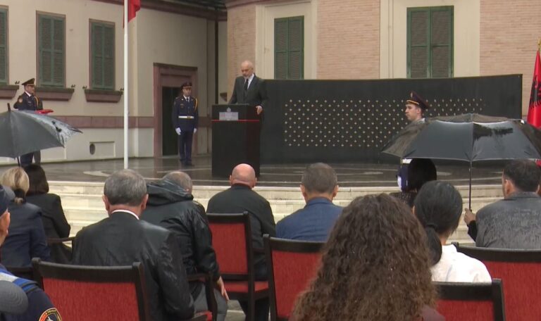Ceremoni në nderim të Saimir Hoxhës, Rama: Fëmijëve nuk do t’u mungojë asgjë