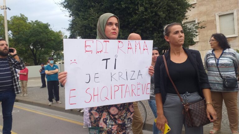 Pankartat në protestë: Me çfarë të ngrohemi në dimër, me dashurinë për shtetin?