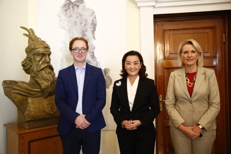 Në zyrën e Yuri Kim deputetë nga PD dhe PS, ambasadorja: Partneriteti Shqipëri-SHBA i tejkalon politikat partiake