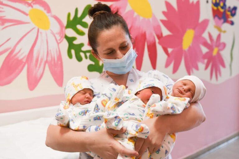 Gëzim i madh në familjen Sallaku, vijnë në jetë trinjakët. Manastirliu: Marrin 360 mijë lekë të reja