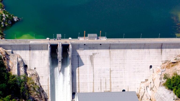 DW: Paradoksi i Shqipërisë me energjinë elektrike