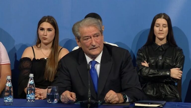 ”Basha peng i qeverisë”, Berisha: Ka vendosur që të rrijë në opozitë si zjarrfikës