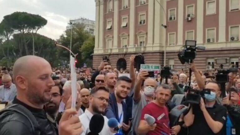 Aktori Florian Binaj: Politikanët të përpiqen të mos vjedhin kaq shumë!