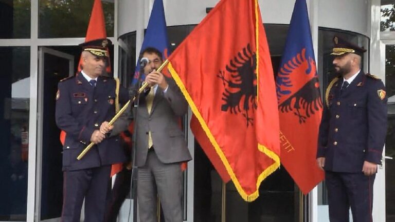 Bledi Çuçi lexon shkresën zyrtare dhe i jep “bekimin” drejtorit të ri të Policisë