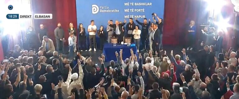 Pritje madhështore e Berishës në Elbasan (VIDEO)