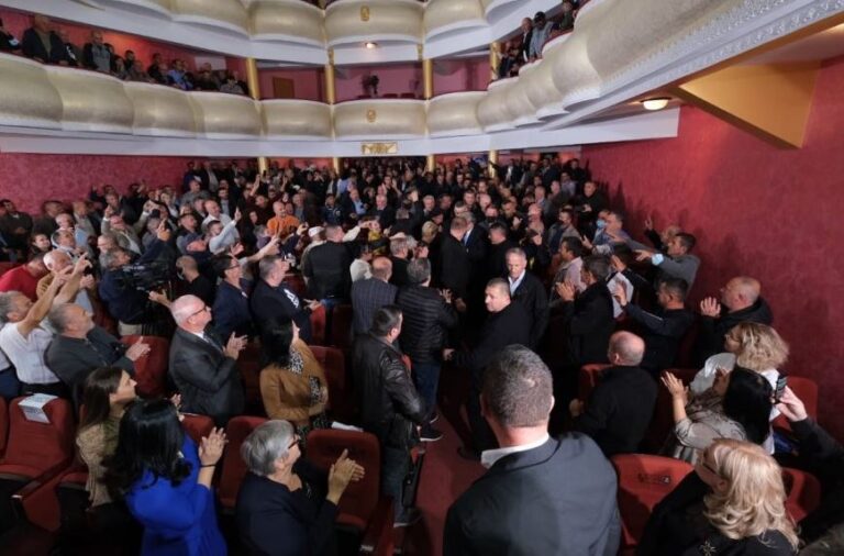 Berisha flet për protesta të forta, i drejtohet Ramës: Kur të ngrihemi në këmbë…