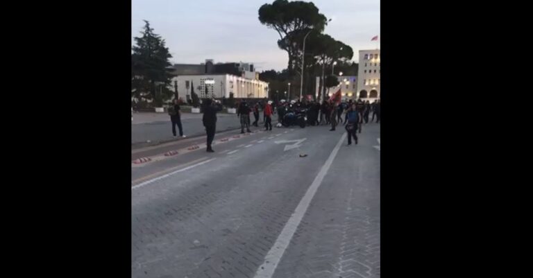 Video e momentit kur plasi sherri me tifozët polakë