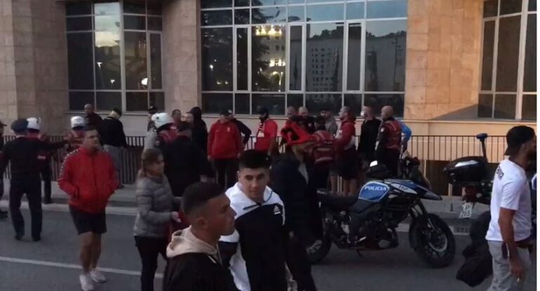 Tifozët polakë që shkaktuan sherrin në Tiranë