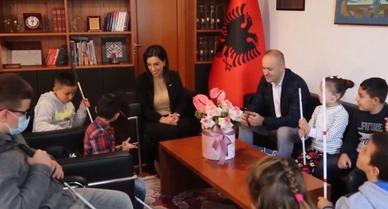 Ministrja Kushi takon nxënësit dhe mësuesit që nuk shikojnë, ja çfarë premton (VIDEO)
