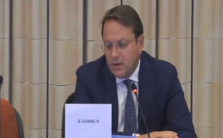 Varhelyi: Politikanët në Shqipëri të bashkëpunojnë për Reformën në Gjyqësor