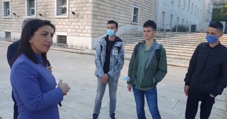 Ministrja Kushi, vizita ndërgjegjësuese nëpër universitete për vaksinimin e studentëve (VIDEO)
