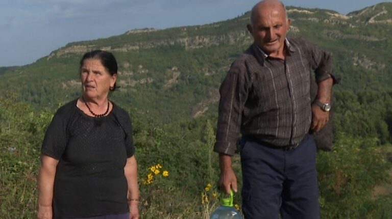 Banorët e Krrabës furnizohen veç një orë në ditë me ujë