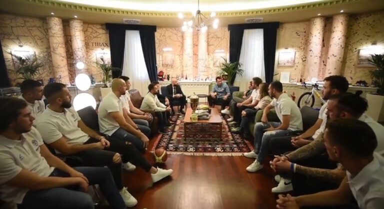 Veliaj pret basketbollistët e Tiranës, u shpallën kampionë në Kupën e Federatës: Veç kupa e parë nga shumë të tjera