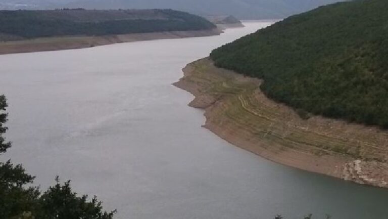 Niveli në liqenin e Fierzës në pikë kritike! Nga katër, vetëm një turbinë në punë për prodhim energjie