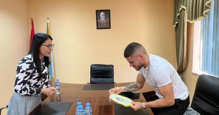 Florian Marku rikthehet në vendlindje, përgëzohet nga Bashkia e Lushnjës