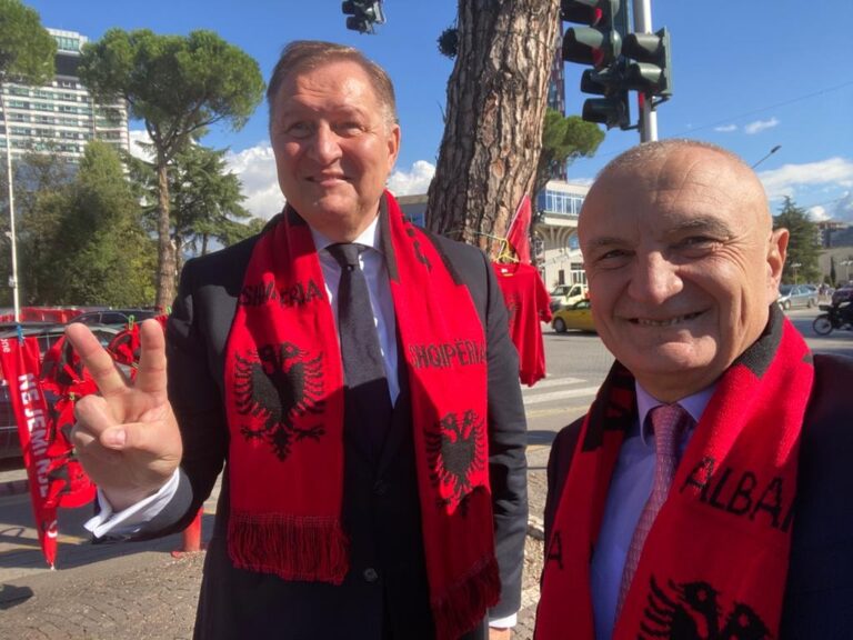 Presidenti Meta takon Konsullin e Shqipërisë në Poloni: Përpara ndeshjes historike