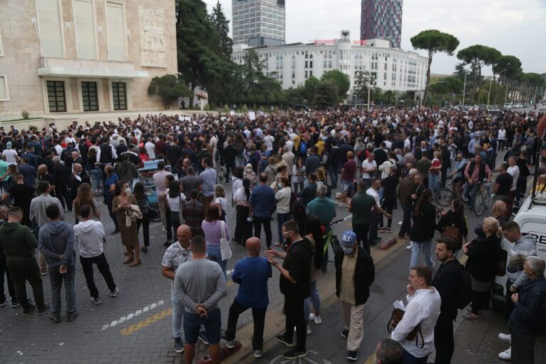 Protestë para Kryeministrisë kundër rritjes së çmimeve
