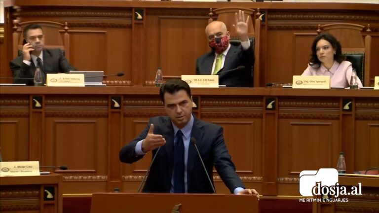 Rama nuk lejon njeri të ndërpresë Bashën, shenja që i bën… (VIDEO)