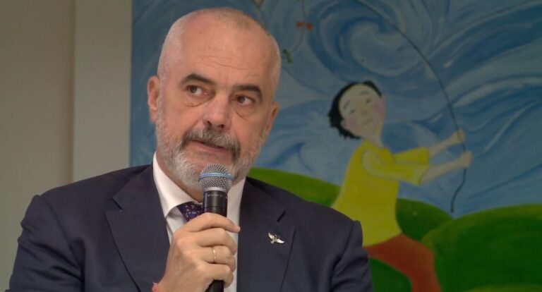 Rama replikon me komentuesit në rrjetet sociale