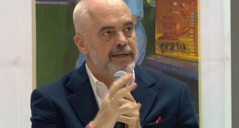 Rama me studentët në Durrës: Financim për laboratorët e informatikës, mos u lidhni vetëm me telefonin