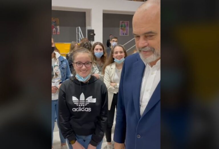 Rama në ”Tik-Tok” me vajzën që jeton në Durrës, por punon në Poloni dhe në Amerikë