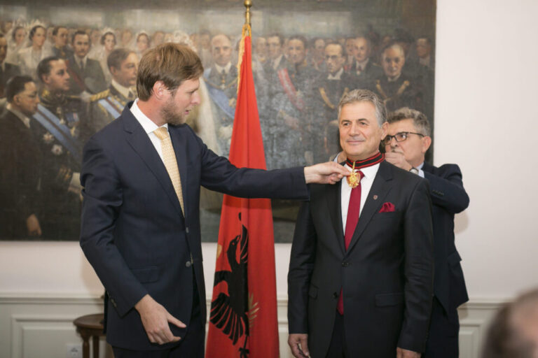 Princ Leka dekoron Ekrem Spahiun, e vlerëson me ”Urdhërin Mbretëror të Skënderbeut” (FOTO)
