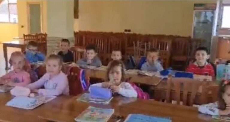 Nxënësit e klasës së parë dhe të 2-të mësojnë në një bar-kafe në Vlorë