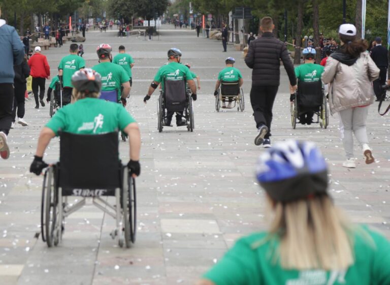 FOTO-LAJM / “Asgjë nuk na ndal”, ja garuesit e veçantë të Maratonës së Tiranës