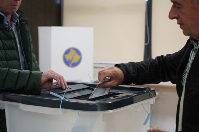 Zgjedhjet në Kosovë nisin me probleme, 4 persona arrestohen për blerje të votës