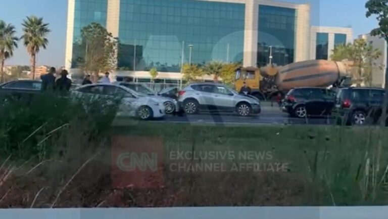 7 makina përfshihen në aksident, bllokohet autostrada Tiranë-Durrës