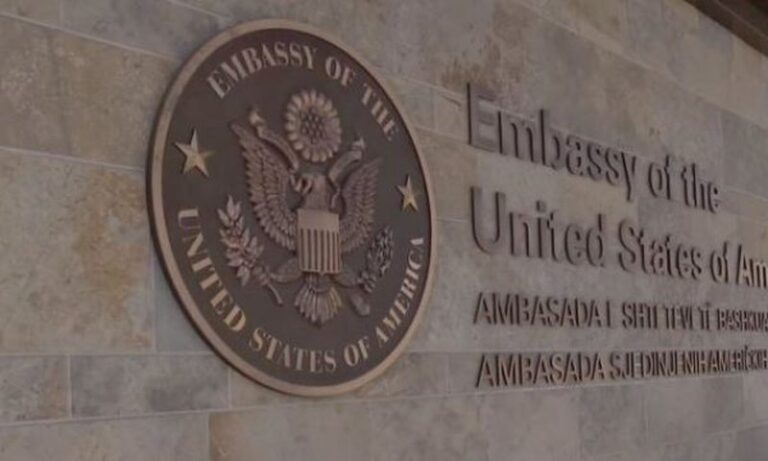 Tensionet në veri të Kosovës, reagon ambasada amerikane: Jemi të shqetësuar