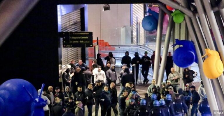 Tifozët polakë janë problematikë, ju ndalohet hyrja në stadiumin e Napolit