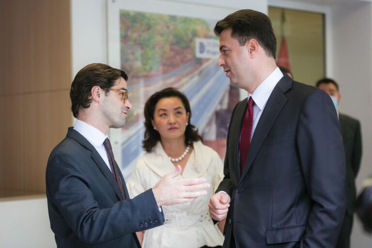 Zyrtarët e lartë të Senatit Amerikan zgjodhën Bashën për takimin e parë në Shqipëri