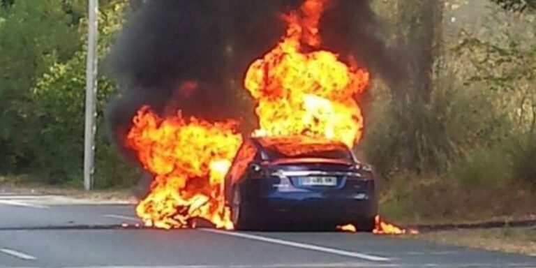 Flakë e tym në rrugë, përfshihet nga zjarri automjeti në ecje