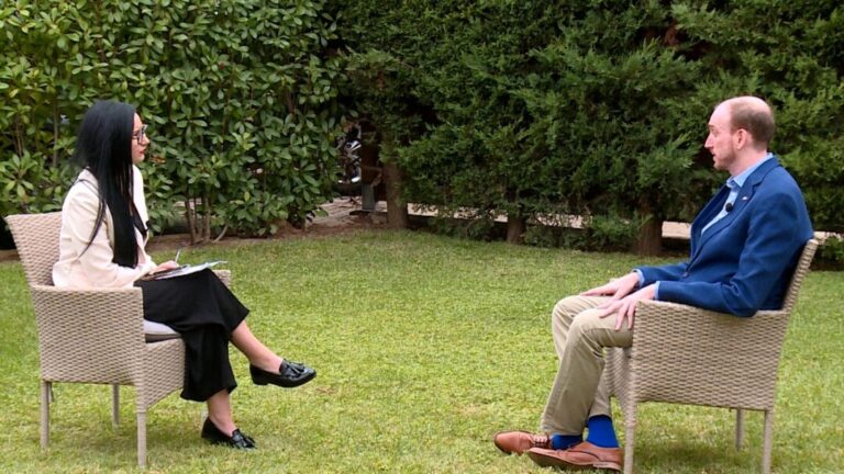 ”Jo kamp refugjatësh në Shqipëri”, ambasadori britanik në Tiranë flet për rinjtë në ”shtëpitë e barit”