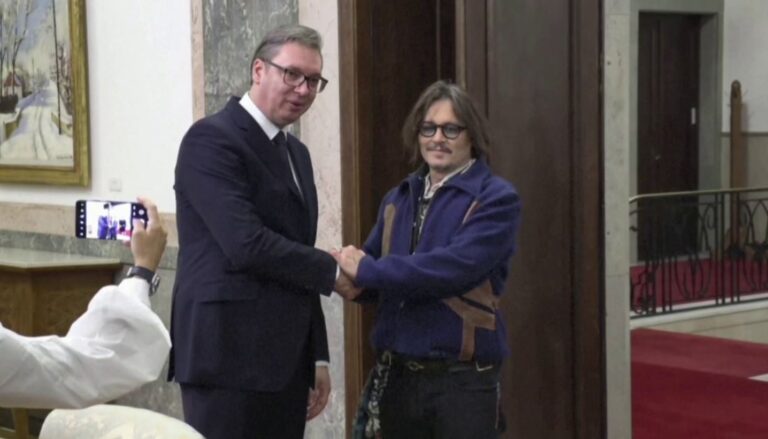 Johnny Depp takohet me Vuçiç në Beograd, promovon serialin e prodhuar në Serbi