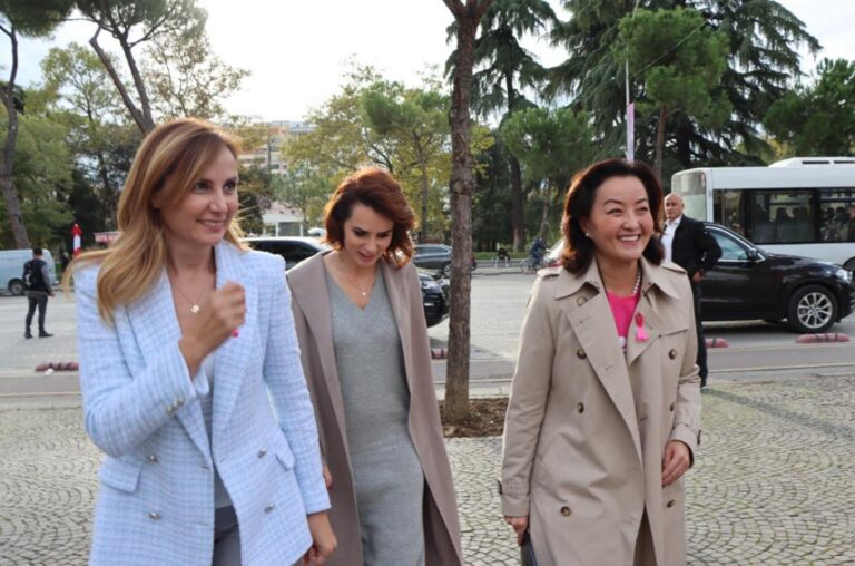 Ambasadorja Yuri Kim bën shëtitje me deputetet demokrate, Grida Duma dhe Jorida Tabaku