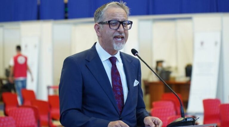 Ministri i Shëndetësisë së Kosovës jep dorëheqjen