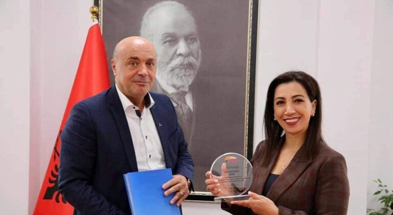 Ministrja Kushi mirëpret presidentin e Federatës Shqiptare të Basketbollit