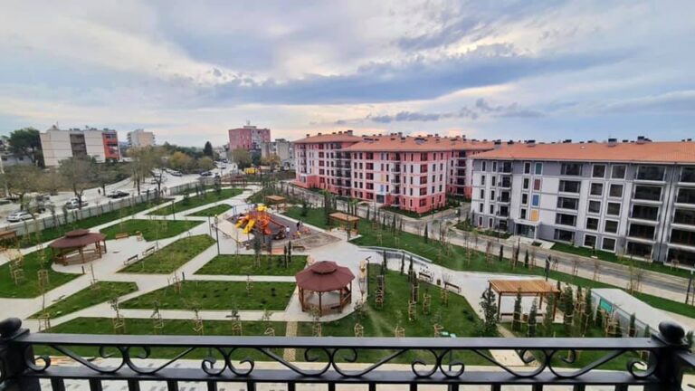 Rama publikon pamje nga zona e rindërtuar në Laç (FOTO)